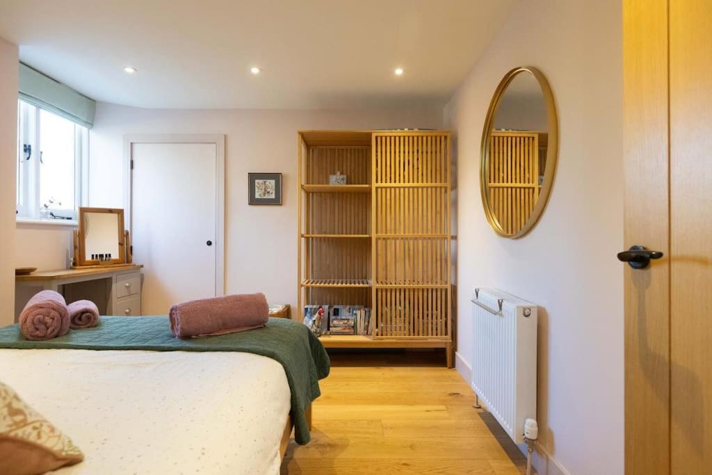 Secluded Woodland Annex Between Mylor And Flushing Apartment *